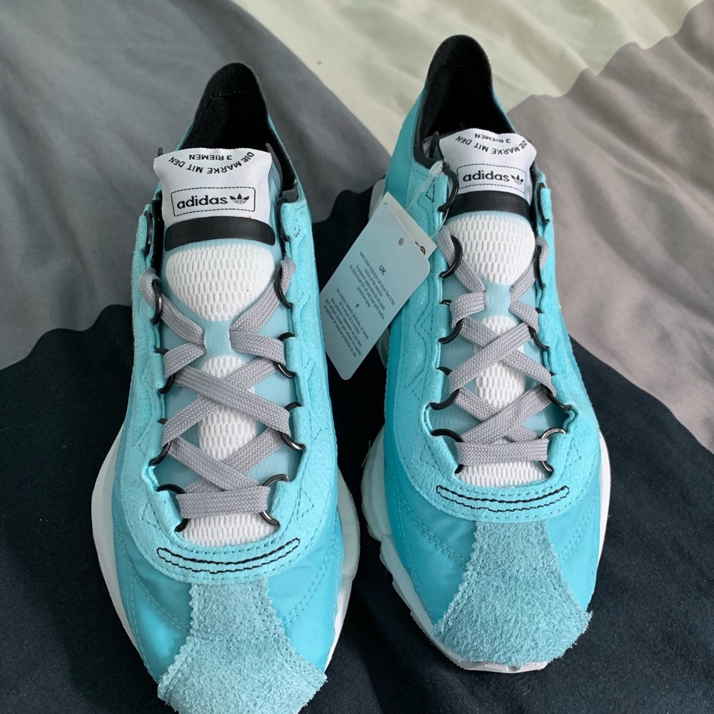 Adidas SL 7600 size 7 women’s